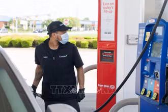 Tại một trạm bán xăng ở Plano, bang Texas, Mỹ. (Ảnh: THX/TTXVN)