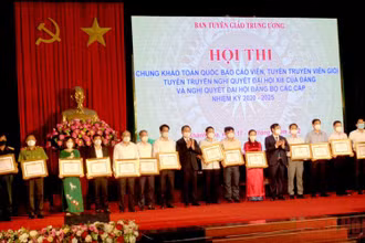 Ban tổ chức tặng bằng khen các đơn vị tham gia hội thi. (Ảnh: PHONG NGUYÊN)