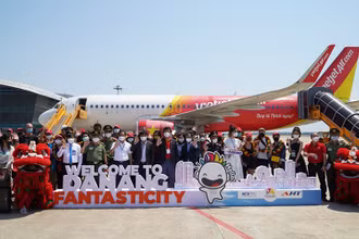 Những hành khách trên chuyến bay quốc tế đầu tiên Bangkok-Đà Nẵng.