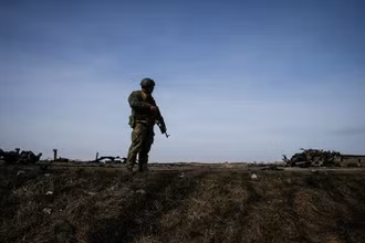 Thành viên của các lực lượng vũ trang Ukraine tại vùng Kiev, ngày 28/3. (Ảnh: Reuters)