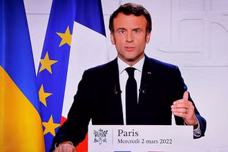 Tổng thống Pháp Emmanuel Macron phát biểu trên truyền hình ở Paris, Pháp, ngày 2/3/2022. (Ảnh: AFP/TTXVN)