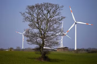 Các turbine gió được nhìn thấy gần Tuscania, phía bắc Rome, Italia, ngày 20/3/2015. (Ảnh: Reuters)