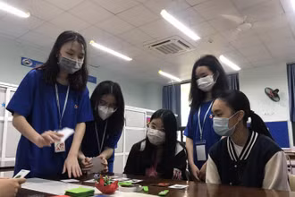 Tư vấn cho các học sinh lớp 9 tại sự kiện Maska 2022. (ẢNH: SƠN BÁCH)