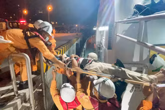 Thuyền viên bị nạn được đưa về bờ.