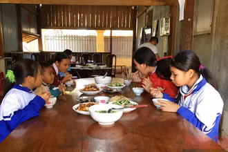 Bếp ăn tình thương tại Đội công tác địa bàn thuộc Đồn Biên phòng Cửa khẩu quốc tế Lệ Thanh vẫn được duy trì giúp các em thực hiện ước mơ đến trường.