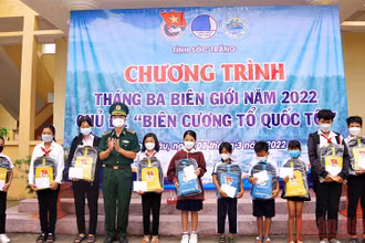 Đại tá Lê Văn Anh, Phó chính ủy Bộ đội Biên phòng tỉnh Sóc Trăng trao tặng học bổng cho các em học sinh nghèo hiếu học trong chương trình “Nâng bước em tới trường”.