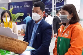 Đại biểu tham quan sản phẩm nông sản chế biến sâu của Thanh Hóa bên lề hội nghị.