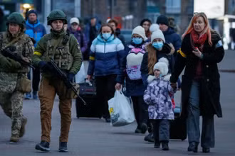 Các binh sĩ hộ tống bệnh nhi và người nhà từ Bệnh viện Nhi Trung ương Kiev đi sơ tán, Kiev, Ukraine, ngày 7/3/2022. (Ảnh: REUTERS)