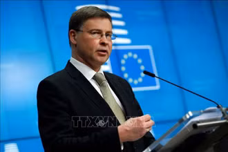 Phó Chủ tịch Ủy ban châu Âu kiêm Ủy viên thương mại Liên minh châu Âu (EU) Valdis Dombrovskis trong một cuộc họp báo. (Ảnh: AFP/TTXVN)