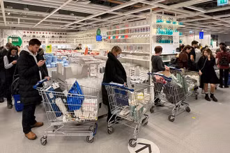 Khách hàng mua sắm trong một cửa hàng IKEA tại Nga, ngày 3/3. (Ảnh: Reuters)