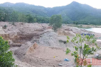 Việc khai thác vàng trái phép tại mỏ vàng Bồng Miêu ảnh hưởng lớn đến môi trường.