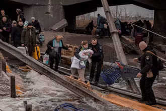 Người dân sơ tán khỏi Irpin, gần thủ đô Kiev, ngày 7/3. (Ảnh: Agencja Wyborcza.pl/Reuters)
