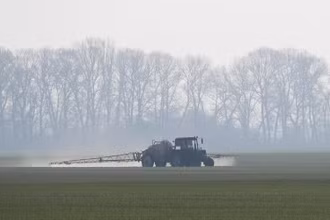 Máy kéo rải phân bón trên cánh đồng lúa mì vụ đông gần làng Husachivka ở vùng Kiev, Ukraine, ngày 17/4/2020. (Ảnh: REUTERS)