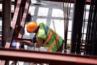 Lao động trên công trường xây dựng cầu Vĩnh Tuy (Ảnh: Đăng Khoa/BND).