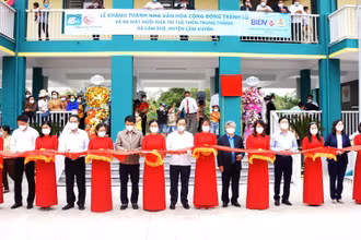 Đại diện lãnh đạo cấp ủy, chính quyền địa phương cùng BIDV cắt băng khánh thành nhà văn hóa cộng đồng kết hợp tránh trú bão, lũ thôn 7 xã Cẩm  Duệ (Cẩm Xuyên).