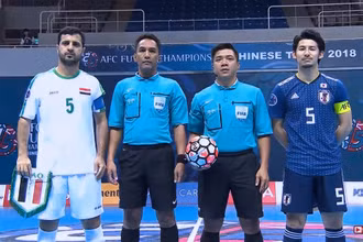 Trọng tài Trương Quốc Dũng (ở giữa, cầm bóng). (Ảnh: AFC)