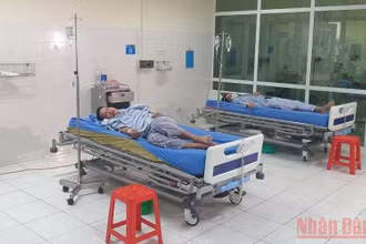Các nạn nhân đang được cấp cứu, điều trị tại Bệnh viện đa khoa tỉnh Bắc Kạn. 