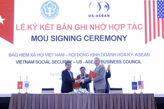 Tổng Giám đốc Nguyễn Thế Mạnh và ông Ted Osius trao Biên bản ghi nhớ (Ảnh: VSS).
