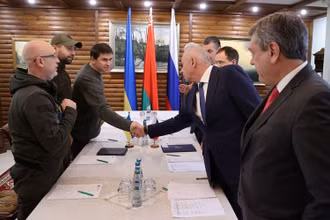 Các thành viên phái đoàn Nga và Ukraine tại vòng đàm phán ở Brest, Belarus, ngày 3/3/2022. (Ảnh: BelTA/REUTERS)