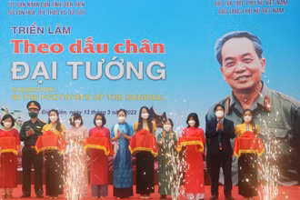 Cắt băng khai mạc triển lãm “Theo dấu chân Đại tướng”.