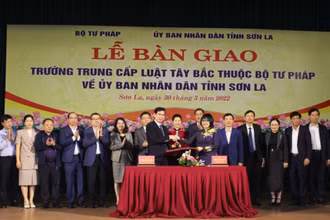 Bộ Tư pháp và UBND tỉnh Sơn La ký biên bản bàn giao Trường trung cấp Luật Tây Bắc thuộc Bộ Tư pháp về UBND tỉnh Sơn La.