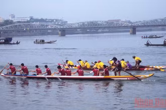 Giải đua ghe được tổ chức trên sông Hương.