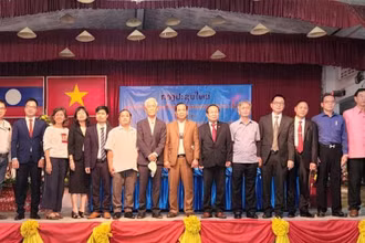 Các đại biểu tham dự cùng Ban Chấp hành Hội doanh nghiệp Việt Nam tại trung Lào. (Nguồn: Viet-Lao BACI)