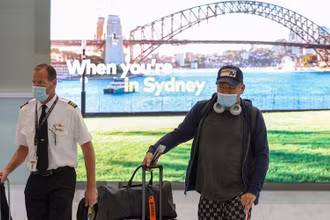 Khách quốc tế tới Australia không phải xét nghiệm Covid-19 nhưng phải đeo khẩu trang và có chứng nhận tiêm chủng vaccine Covid-19. (Ảnh minh họa: REUTERS)