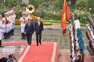 Thủ tướng Phạm Minh Chính và Thủ tướng Malaysia Dato’ Sri Ismail Sabri bin Yaakob duyệt đội danh dự Quân đội nhân dân Việt Nam.