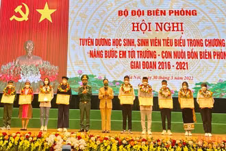 Trao thưởng cho 19 học sinh, sinh viên tiêu biểu trong Chương trình “Nâng bước em tới trường - Con nuôi đồn biên phòng” tại điểm cầu Bộ Tư lệnh Bộ đội biên phòng.