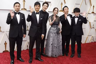 Đoàn làm phim "Drive my car" tại lễ trao giải Oscar 2022. (Ảnh: The Japan Times)
