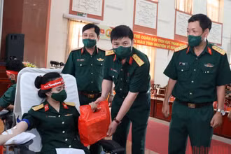 Thượng tá Trần Viết Năng tặng quà nữ quân nhân Trường Sĩ quan Lục quân 2 tham gia hiến máu tình nguyện.