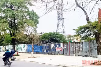 Sau 14 năm, khu đất hơn 9 nghìn m2 vẫn chỉ là bãi đất để không được quay tôn tạm bợ.