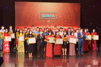 Ban tổ chức trao giải cho các tác giả, nhóm tác giả có tác phẩm xuất sắc.