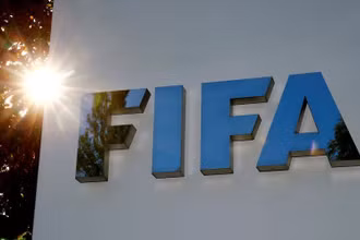 Biểu tượng của FIFA trước trụ sở chính ở Zurich, Thụy Sĩ. (Ảnh: REUTERS)