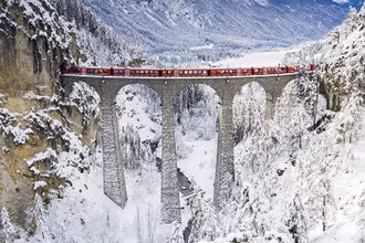 Bernina Express và hành trình dọc theo cây cầu cạn di sản thế giới Landwasser, Thụy Sĩ. 