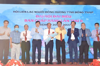 Lãnh đạo tỉnh Đồng Tháp tặng hoa chúc mừng ban chấp hành Hội.