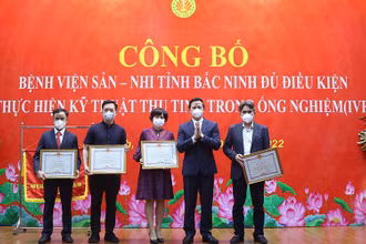 Lãnh đạo tỉnh Bắc Ninh trao bằng khen của UBND tỉnh Bắc Ninh cho các tập thể, cá nhân có thành tích xuất sắc trong triển khai thành công kỹ thuật thụ tinh trong ống nghiệm.