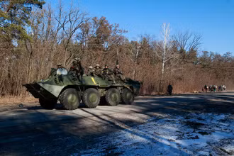 Xe quân sự của Ukraine tại vùng Vyshgorod, gần thủ đô Kiev, ngày 10/3. (Ảnh: Reuters)