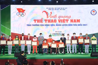 Trao thưởng các vận động viên, huấn luyện viên tiêu biểu năm 2021.