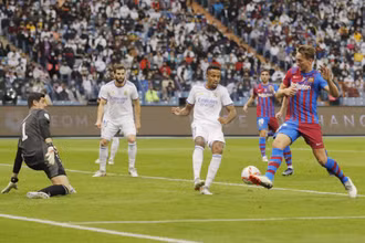 Luuk De Jong dứt điểm trước sự truy cản của hậu vệ Real Madrid. (Ảnh: AS)