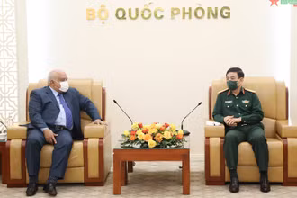 Đại tướng Phan Văn Giang trao đổi với Đại sứ Cuba. (Ảnh: Báo Quân đội nhân dân)