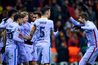 Các cầu thủ Barca ăn mừng chiến thắng trước Galatasaray rạng sáng thứ Sáu (18/3).