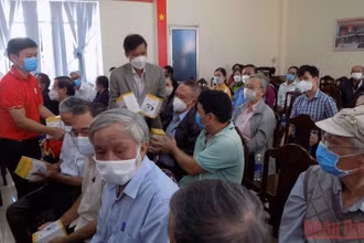 Tặng máy đo huyết áp cho người cao tuổi.