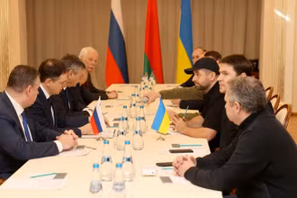 Phái đoàn Nga và Ukraine tại cuộc đàm phán ở vùng Gomel, Belarus ngày 28/2/2022. (Ảnh: REUTERS)