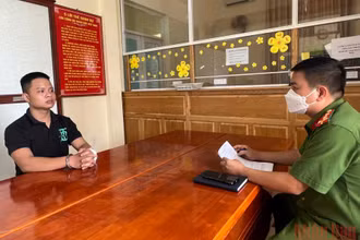 Công an lấy lời khai của đối tượng Trần Quang Quyền.