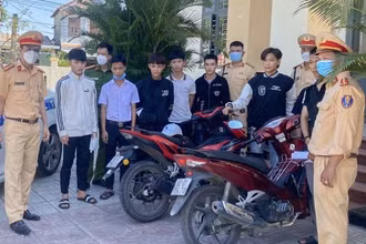 Nhóm thanh thiếu niên mang hung khí tự chế náo loạn đường phố tại cơ quan công an. (Ảnh: Công an cung cấp)