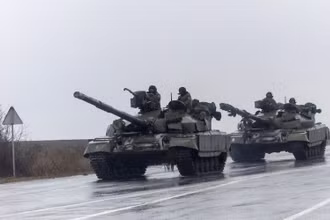 Xe tăng của quân đội Ukraine di chuyển vào thành phố Mariupol, sau khi Tổng thống Nga Vladimir Putin phát động chiến dịch quân sự đặc biệt ở miền đông Ukraine, ngày 24/2/2022. (Ảnh: REUTERS)