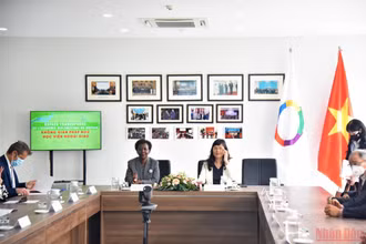 Tổng Thư ký Pháp ngữ Louise Mushikiwabo và Quyền Giám đốc Học viện Ngoại giao Phạm Lan Dung tại buổi lể. (Ảnh: Minh Duy)