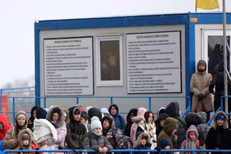 Người dân tại Ukraine lên phà tới khu vực biên giới giáp Romania, ngày 9/3. (Ảnh: Reuters)